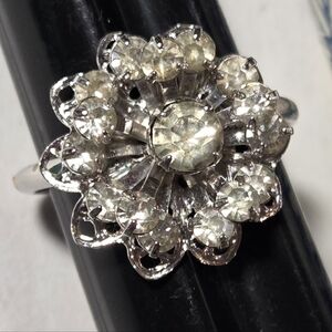 vintage Sarah Coventry adjustable flower cocktail ring, featuring a silver-tone
